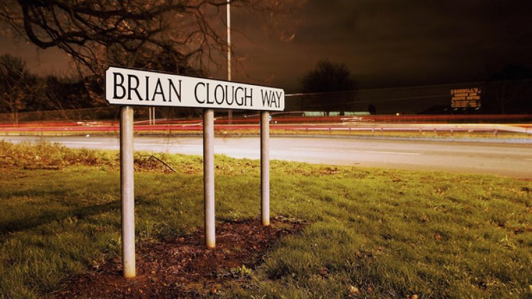 Табела показва междуградския път "Брайън Клъф", който свързва Дарби и Нотингам.