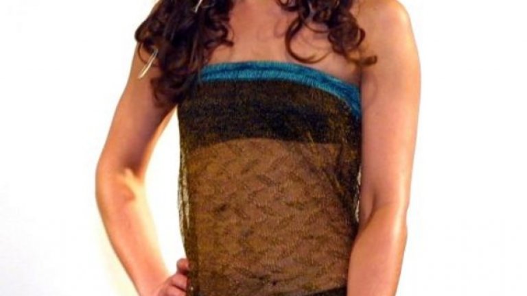 Трудно е за вярване, че суперстилната днес принцеса от кралското британско семейство Кейт Мидълтън е снимана облечена по този начин като студентка. Прозрачният дизайн е на Charlotte Todd.