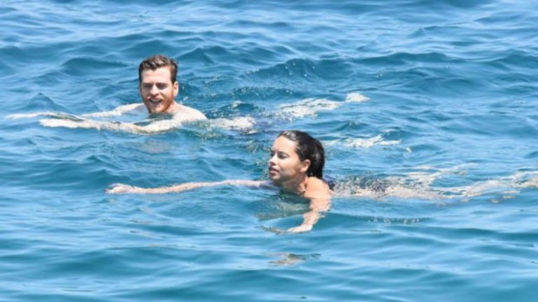 Двамата поплуваха в кристалните води на залива на Бодрум