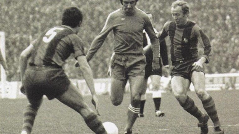 17 март 1976 г. Йордан Йорданов атакува вратата на Барселона под грохота на 70-80 или кой знае колко точно хиляди левскари на стадион "Васил Левски". "Сините" бият с 5:4 в епичен мач.