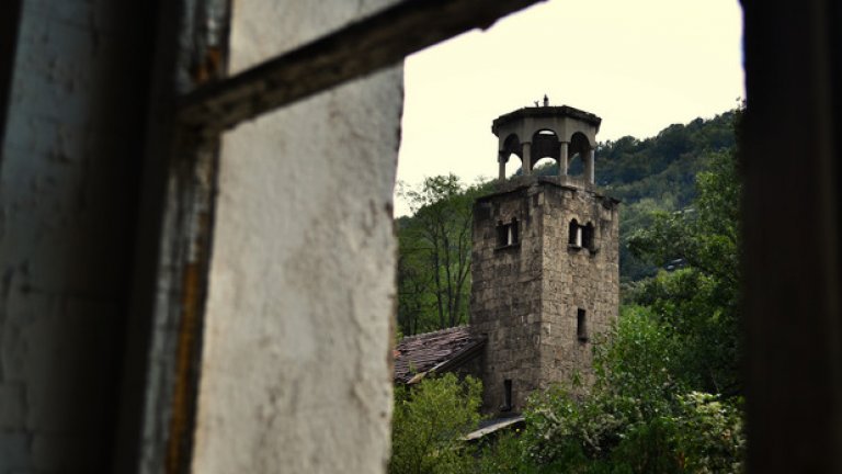 През един от прозорците на семинарията се открива гледка към камбанарията на изоставения семинариен храм "Св. Климент Охридски"