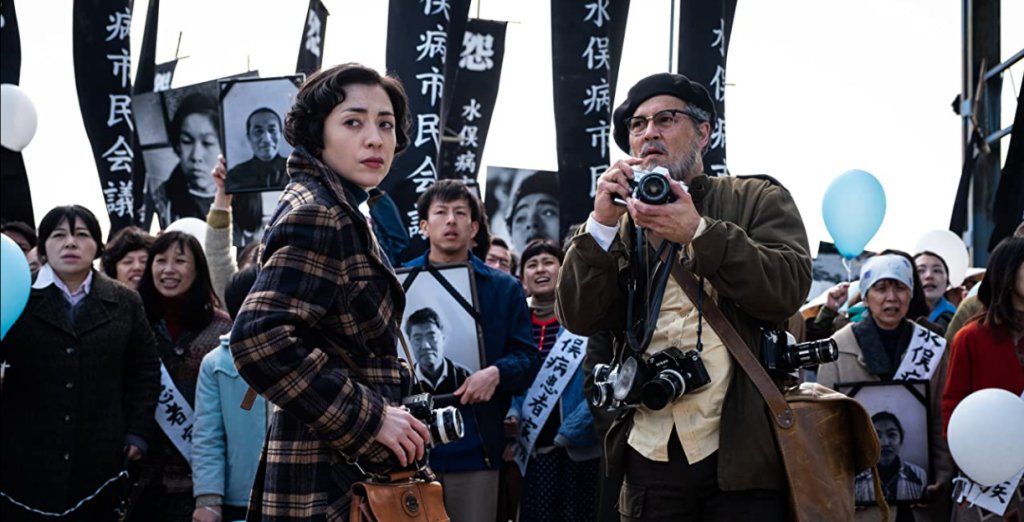 "Минамата" / MinamataДжони Деп влиза в кожата на американския фотожурналист Уилям Юджийн Смит, който е майстор на фотоесето. Тъкмо работата му стои в ядрото на този филм, който проследява неговото пътуване в Япония, където той документира пагубния ефект от отравянето с живак сред населението в крайбрежните общности.Резултатът: прям и силно въздействащ разказ за хората, които се противопоставят на корпоративните злоупотреби, и за добросъвестните журналисти, посветени на професията.