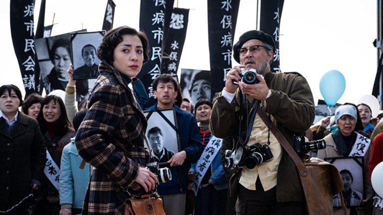 "Минамата" / MinamataДжони Деп влиза в кожата на американския фотожурналист Уилям Юджийн Смит, който е майстор на фотоесето. Тъкмо работата му стои в ядрото на този филм, който проследява неговото пътуване в Япония, където той документира пагубния ефект от отравянето с живак сред населението в крайбрежните общности.Резултатът: прям и силно въздействащ разказ за хората, които се противопоставят на корпоративните злоупотреби, и за добросъвестните журналисти, посветени на професията.