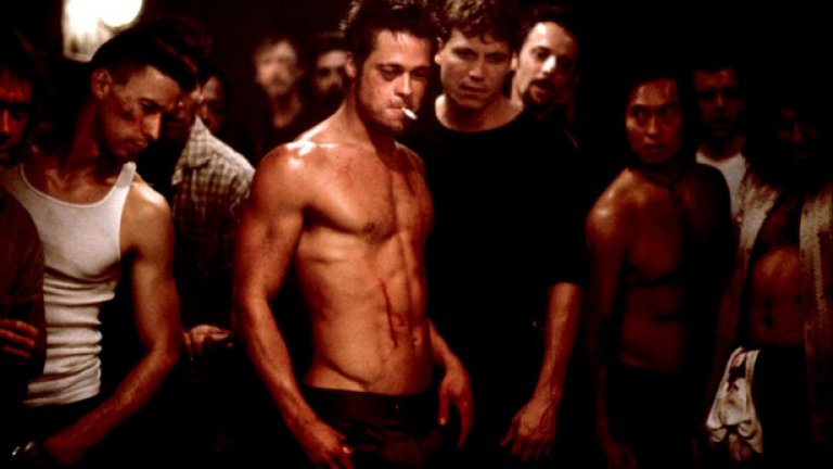 "Боен клуб" (Fight Club, 1999)
Този филм беше задължителен за гледне в началото на новия век. Ролята на Пит тук е повече от просто актьорско изпълнение - той пресъздава образа на един от най-влиятелните персонажи на новото десетилетие - Тейлър Дърдън. След този филм светът разбра, че в лицето на Брад Пит зрителите си имат работа с повече от актьор - става дума попкултурно явление.