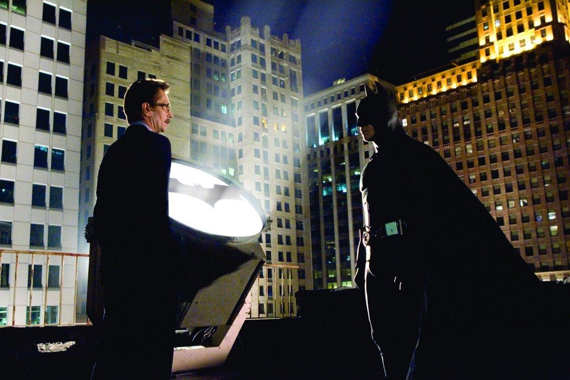 "Батман в началото" / Batman Begins (2005) 

Ако си спомняте - първият филм на Нолан, посветен на комиксовия супергерой, се появи в особен момент. Почти десет години бяха минали от последния опит за създаване на филмова адаптация по "Батман" и той се беше провалил с гръм и трясък ("Батман и Робин" на Джоел Шумахер). За първи път обаче Нолан успя да превърне героя в реалистичен, земен и плътен образ, като използва таланта на Крисчън Бейл. Фокусът на "Батман в началото" беше върху характера, а не толкова върху зрелището - Бейл облече легендарния костюм и мантия едва по средата на филма. 