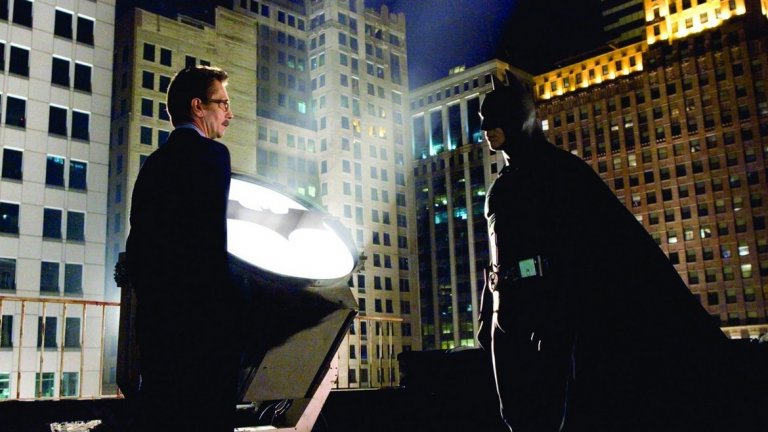 "Батман в началото" / Batman Begins (2005) 
Ако си спомняте - първият филм на Нолан, посветен на комиксовия супергерой, се появи в особен момент. Почти десет години бяха минали от последния опит за създаване на филмова адаптация по "Батман" и той се беше провалил с гръм и трясък ("Батман и Робин" на Джоел Шумахер). За първи път обаче Нолан успя да превърне героя в реалистичен, земен и плътен образ, като използва таланта на Крисчън Бейл. Фокусът на "Батман в началото" беше върху характера, а не толкова върху зрелището - Бейл облече легендарния костюм и мантия едва по средата на филма.