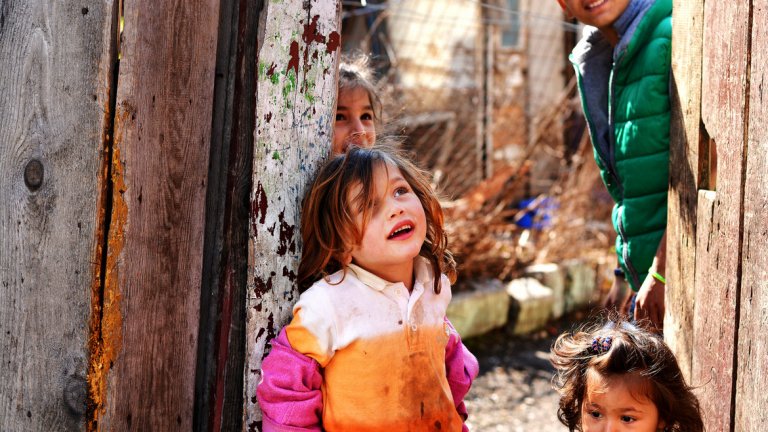 Медиите в страната ги наричат "евро-сирачетата"