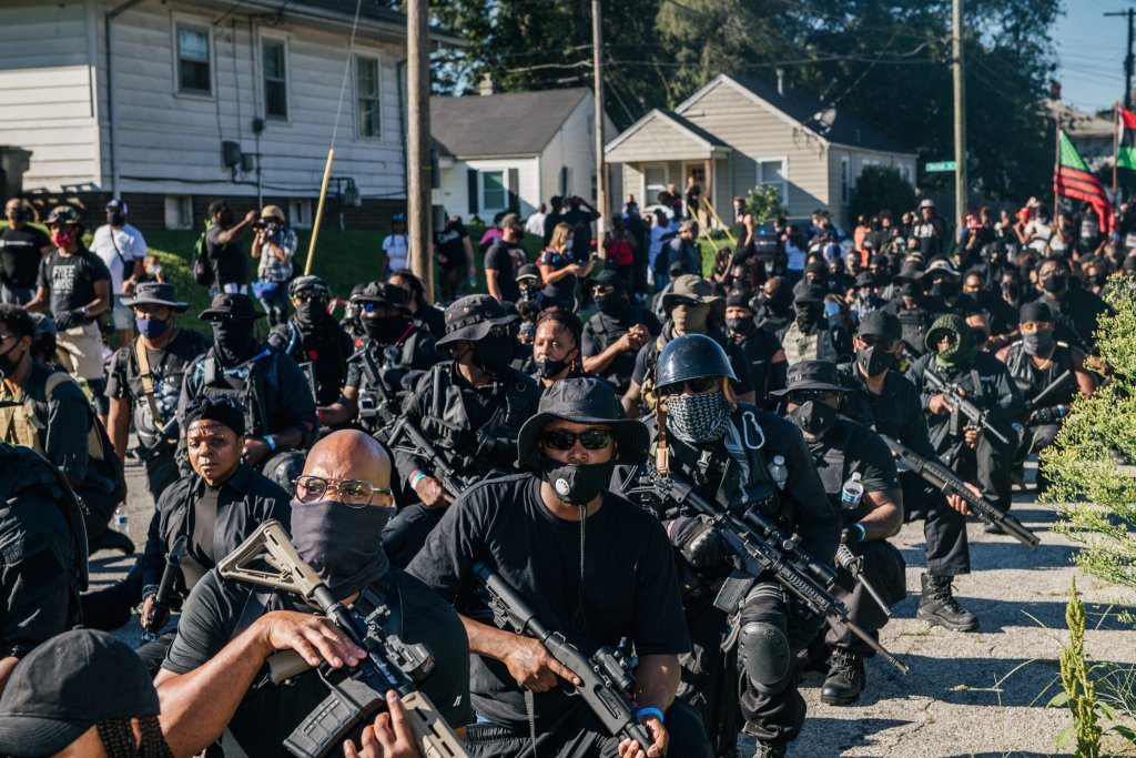 Коалиция "Не се е*аваме" - шествията на черната милиция плашат и дразнят мнозина в САЩ
