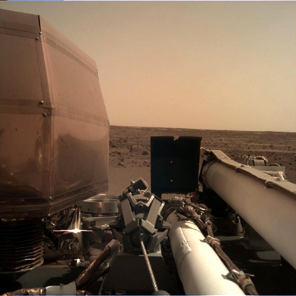 Първата снимка, изпратена от InSight от повърхността на Марс.
