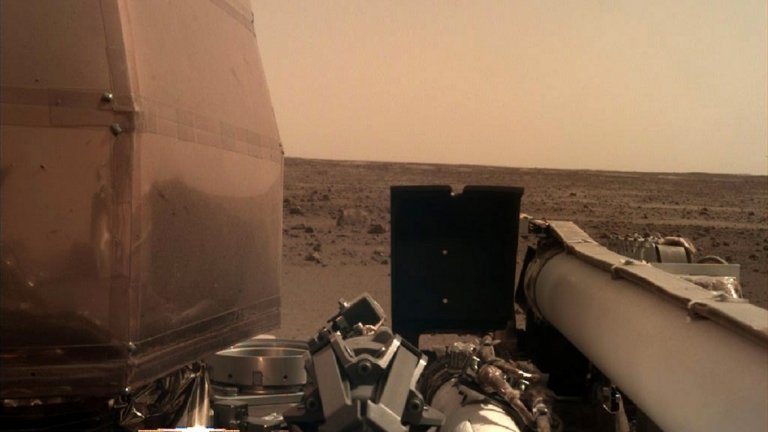 Първата снимка, изпратена от InSight от повърхността на Марс.
