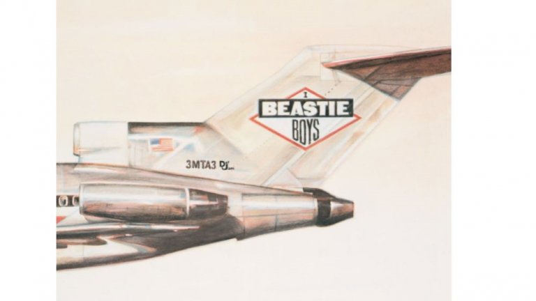 Beastie Boys - Licensed to IllГодина: 1986Дебютният албум, с който хип-хоп групата от САЩ се представя на света, има на обложката си частен самолет Boeing 727, който прилича на загасен джойнт. Aко и това ви се струва трудно за разшифроване, погледнете внимателно надписа, който се намира на опашката по диагонал от името на групата. Прочетете го наобратно. Да, "Eat me".