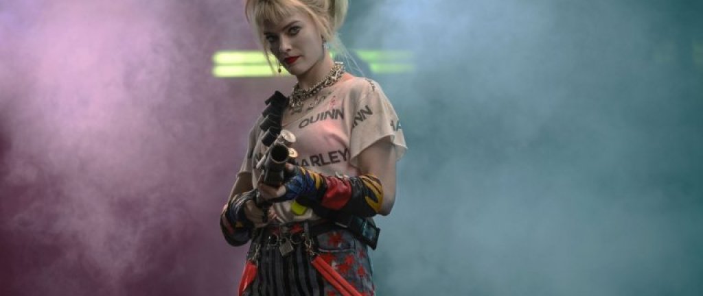 Марго Роби като Харли КуинКомиксовият "Отряд самоубийци" (Suicide Squad) и последвалият го самостоятелен филм за Харли Куин може и да не обогатиха особено киноиндустрията, но ни оставиха един персонаж, който със сигурност вдъхновява с визията си. Късите панталонки, тениската с надпис "Daddy's Little Monster", палавите синьо-розови опашки и силният грим от първия филм или карираните шорти, червените тиранти с розов топ и кубинки, може да звучат като костюм по-скоро за площадката на филм за възрастни, но образът на Роби сега е оправдание на него да се гледа по-скоро като на секси решение за празника. Още по-хубавото: не изисква нищо по-специално от това да си купиш временна боя за коса, да облечеш дрехи, в които не би искала да те вижда баща ти, и да се гримираш, както ти душа иска.