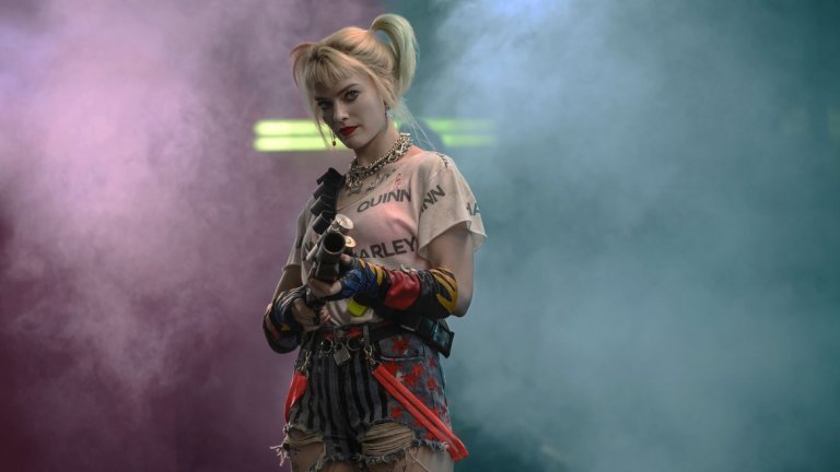 The Suicide Squad
Премиера: 6 август
Оригиналният филм "Отряд самоубийци" от 2016-а превърна Харли Куин (Марго Роби) в поп икона, но извън това се оказа огромно разочарование. Сега режисьорът Джеймс Гън, който превърна непопулярния комикс "Пазителите на галактиката" в чудесна фантастична комедия за Marvel, ще се опита да приложи суперсилите си, за да ни даде развлекателен филм и по комиксите на DC. Идеята отново е същата - разказ за група злодеи, които са принудени да работят в екип и да потеглят на самоубийствена мисия. Марго Роби отново е на линия като Харли Куин, но освен нея актьорският състав впечатлява с имената на Виола Дейвис, Тайка Уайтити, Силвестър Сталоун, Идрис Елба и Джон Сина, който - забележете - няма да играе невидим персонаж.