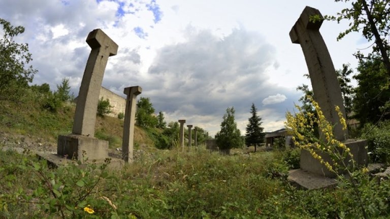 Стоманобетонният Стоунхендж. Подпорите на несъществуваща вече постройка стърчат от земята, сякаш са останки от древно светилище