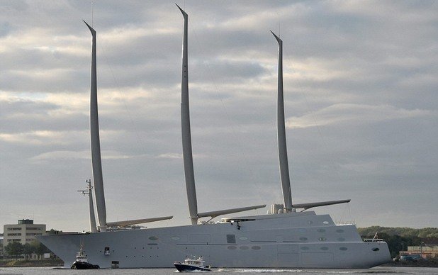 Тя е просто огромна: има три мачти, високи около 90 метра всяка, а корпусът й е дълъг 140 метра. Така изглежда новата голяма яхта на руския милиардер Андрей Мелниченко. Твърди се, че я е купил за 270 милиона евро.