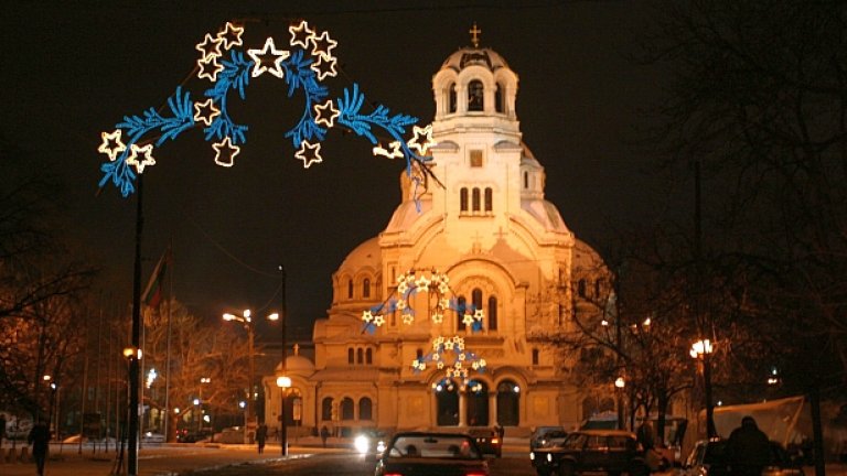 Коледната украса в София продължава да свети и след празниците