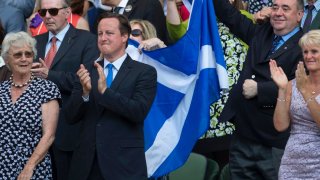 Alex-Salmond-defends-waving-the-Saltire-behind-David-Cameron-2037955
