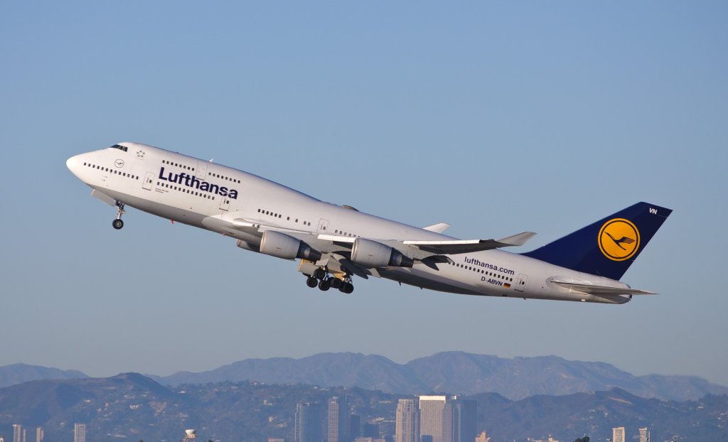 Deutsche_Lufthansa_-_D-ABVN_8215849935