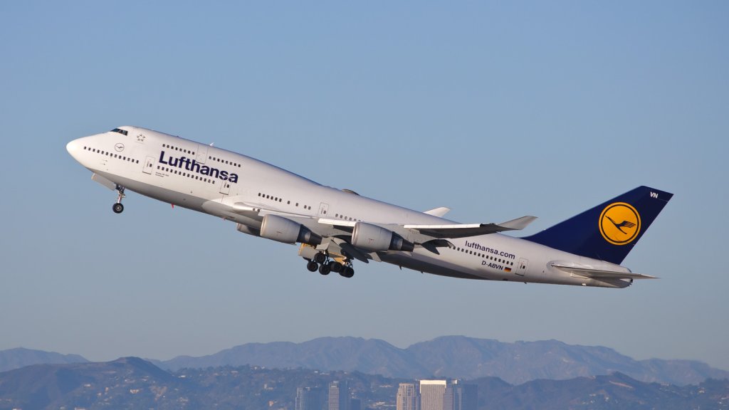 Deutsche_Lufthansa_-_D-ABVN_8215849935