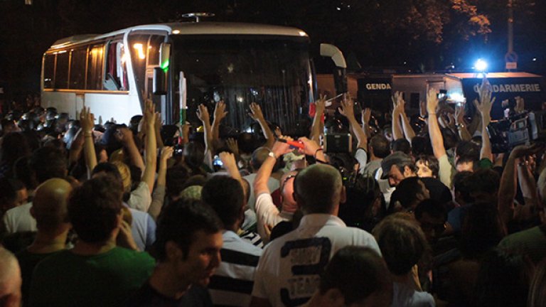 Недоволните граждани блокираха депутатския автобус