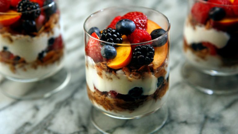 5. Плод и йогурт
 Защо? Съчетаването на плодове и млечни продукти води до сериозни проблеми. Млечните храни могат да причиняват запек, да блокират синусите, да насърчават настинки и да влошават алергични симптоми. Съчетани с плодове, тези симптоми се утежняват още повече. По-добра алтернатива е натурален йогурт или кисело мляко, без добавки от плодове.