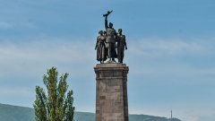 Паметникът на Съветската армия осъмна "задраскан"