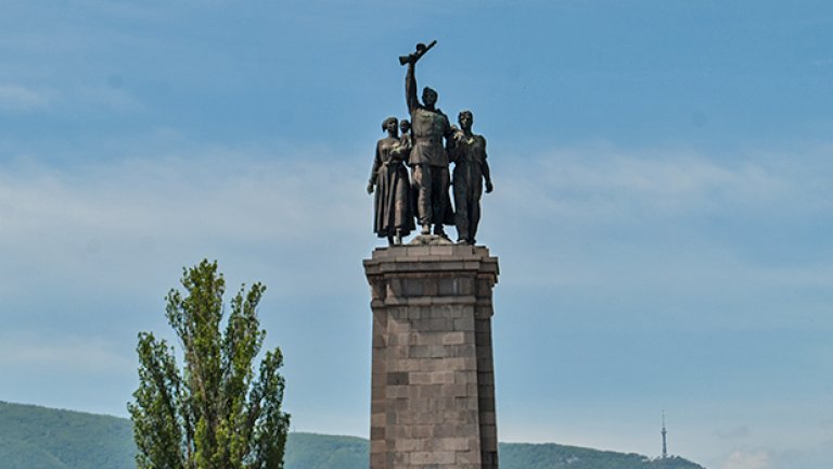 Паметникът на Съветската армия, изпълнен в стил, който може да наречем „сталинска готика"