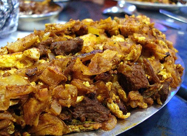 В Шри Ланка се хранят с много подправки, така че се подгответе за Kottu – пикантно пържено месо с ориз и тънък като цигарена хартия хляб, който служи за „покрив“. Вътре може да се съдържа и буквално всичко, което готвачът намери под ръка
