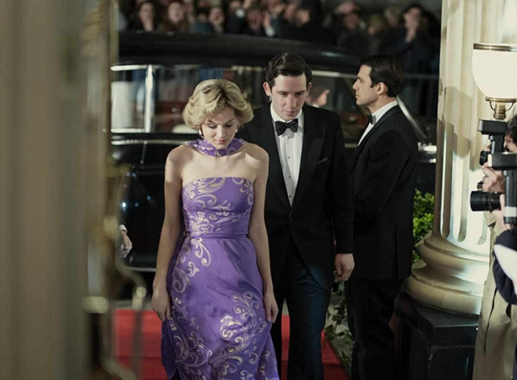 Лъжа - принц Чарлз мрази танца на Даяна на фона на "Uptown Girl"На един от рождените дни на принц Чарлз двойката посещава Кралската опера, а Даяна изненадващо излиза на сцената и изнася истинско представление на фона на песента "Uptown Girl" на Били Джоел. После в колата принцът се нахвърля на Даяна и определя танца ѝ като унижение и пълна гротеска.
В реалността Чарлз далеч не е бил толкова бесен и дори се е почувствал донякъде поласкан от необичайния подарък. Според документалния филм за принцесата "Diana: The Women Inside", това, което е подразнило Чарлз е бил по-скоро опитът на съпругата му да привлече вниманието към себе си.