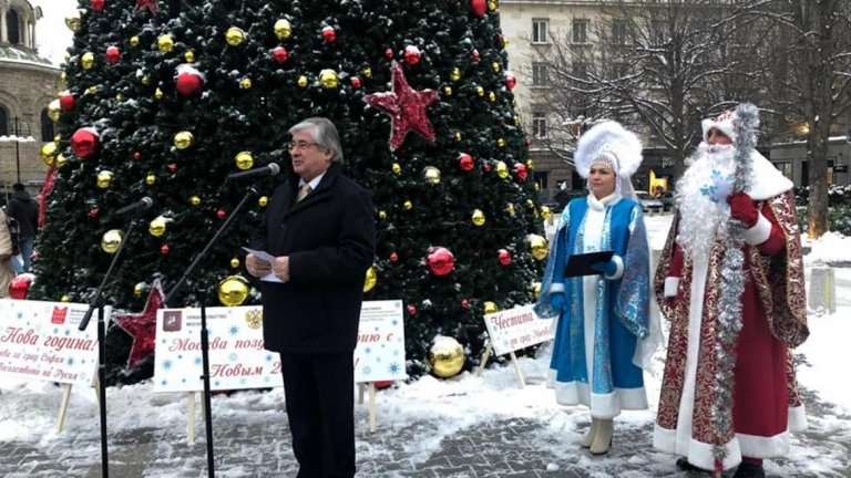 Какъв по-весел празник за Външно министерство? Какъв по-мил подарък за "новым годом"? Каква по-благодатна тема на разговор в промеждутъка между сармите и тиквеника?