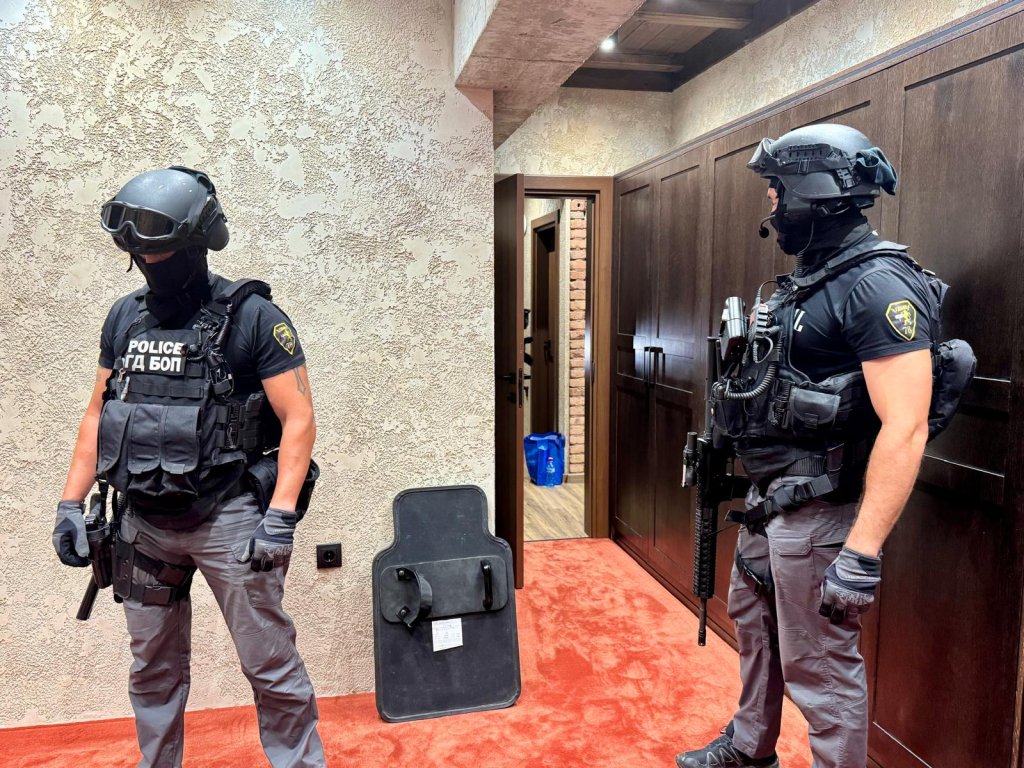 Мащабна акция на ГДБОП: 13 задържани за рекет и насилие, иззети са оръжие и бухалки