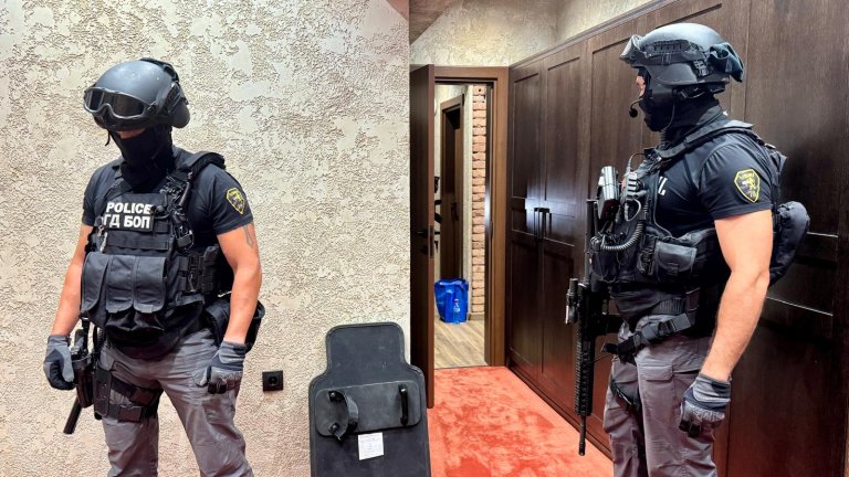 Мащабна акция на ГДБОП: 13 задържани за рекет и насилие, иззети са оръжие и бухалки