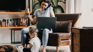 AI трябваше да осигури още време за семейството. Защо тогава работим повече?