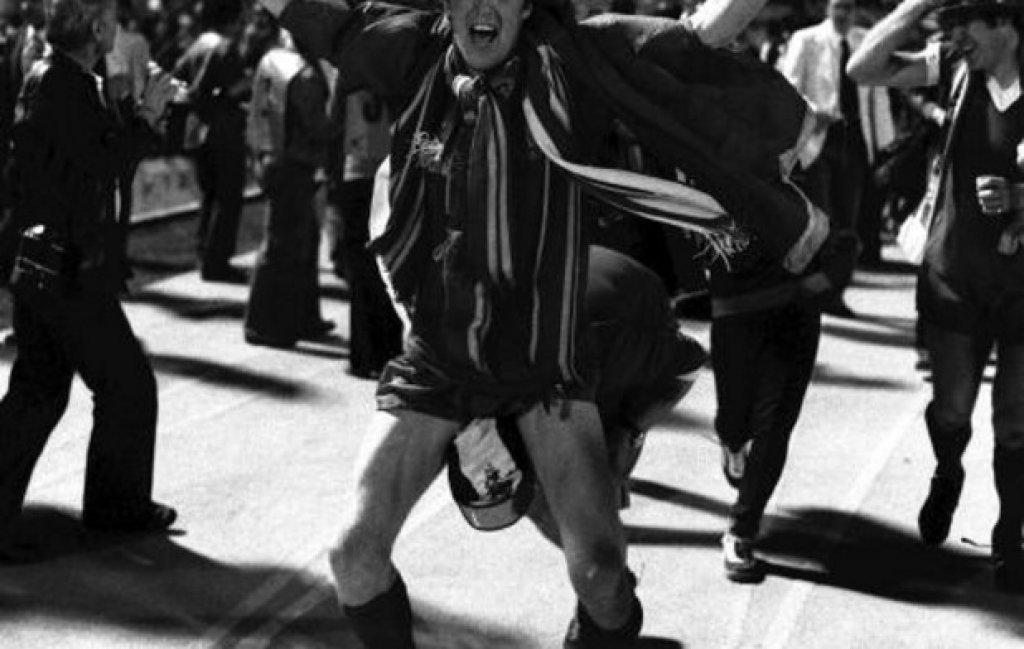Първият уелсец, спечелил финал за КЕШ/Шампионска лига, е Джоуи Джоунс  за Ливърпул при победата с 3:1 над Борусия Мьонхенгладбах през 1977 г.