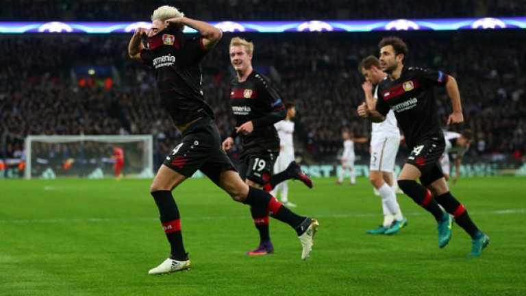 Кемпъл се радва при отбелязването на рашителния гол в мача, който приближи Леверкузен до класиране във фазата на елиминациите