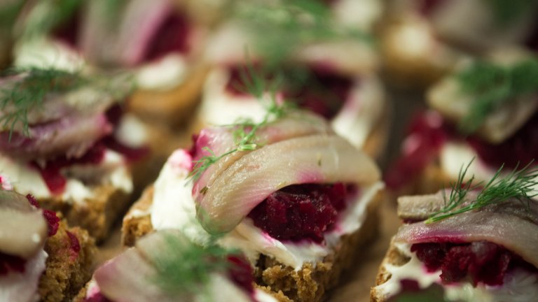 Полша и Скандинавието - Маринована херинга 
Традицията в северните държави и най-вече Полша, Дания, Швеция, Норвегия и Финландия, повелява в полунощ всеки да хапне поне по едно парче маринована херинга. Сребристият цвят на рибата символизира среброто, което ще потече в кесиите на хората. 
Самата херинга се приготвя като цели осолени риби се накисват във вода за 24 часа, след което се поставят в бурканче с лук, бахар, захар и бял оцет. Скандинавците често комбинират херингата с натрошени орехи, пастет и кюфтета.