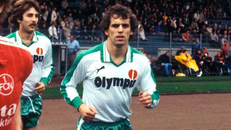 Отговорен за ужасяващата контузия е защитникът на Вердер Норберт Зигман