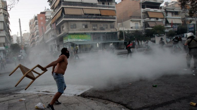 След убийството на гръцкия рапър от неонацисти, в южната ни съседка избухнаха безредици