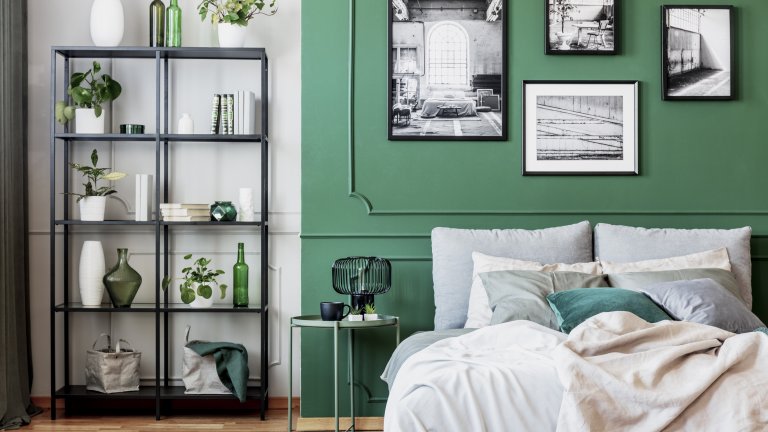 Подредете "изложба"Празните стени в спалнята ви може би са готови за компанията на няколко рамки с картини/снимки/рисунки, които отдавна сте планирали да закачите. Не забравяйте, че вие сте куратор в собствения си дом, затова можете да превърнете спалнята, хола или която и да е друга стая в галерия. Помислете и дали не ви се иска да направите опит за собствено абстрактно изкуство - откога не сте хващали бял лист и бои в опит да изразите някоя своя емоция? Е, може би сега е добър момент.