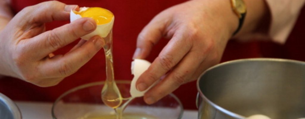 Въпреки че в белтъка на яйцето има протеин, ниското количество калории и мазнини в него не го прави засищащ. Ето защо цялото яйце е далеч по-добро решение, защото жълтъкът съдържа лутеин, белтъчини и здравословни мазнини.
