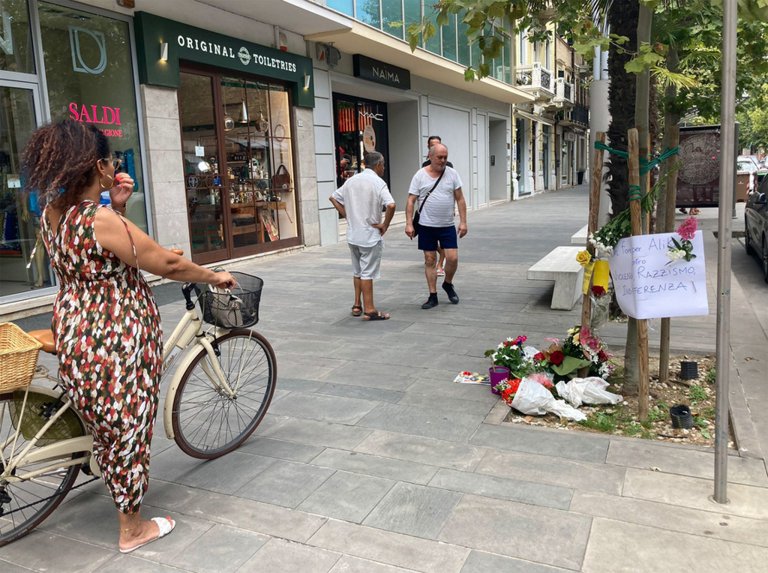 На мястото на трагедията дни наред граждани оставят цветя в памет на убития уличен търговец.