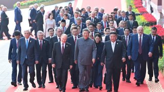 Хиляди войници и образци на военна техника бяха демонстрирани в Пекин