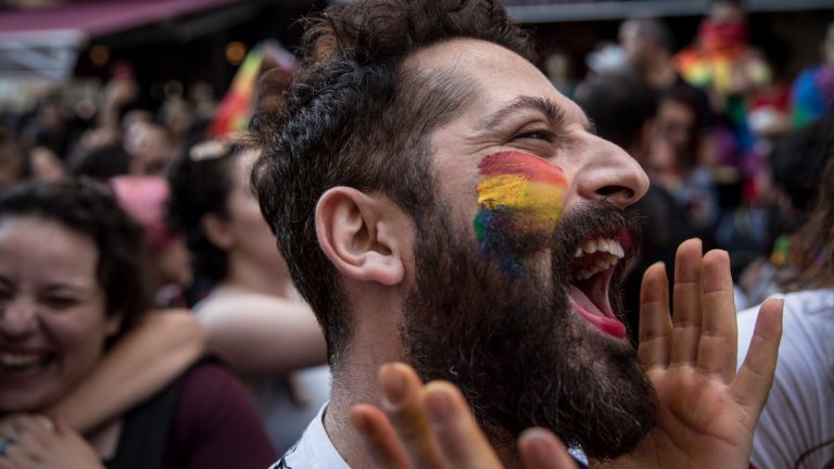 Полицията разпръсна с палки и сълзотворен газ гей парада в Истанбул