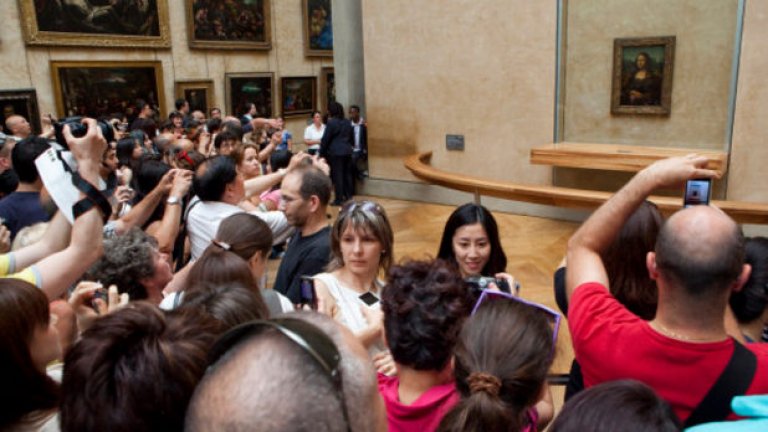 Да стигнеш до „Мона Лиза“ е трудно. Ограничителна лента разделя посетителите от картината. Заклещени зад орди от снимащи с камери туристи, вие ще сте дори по-далеч от линията.