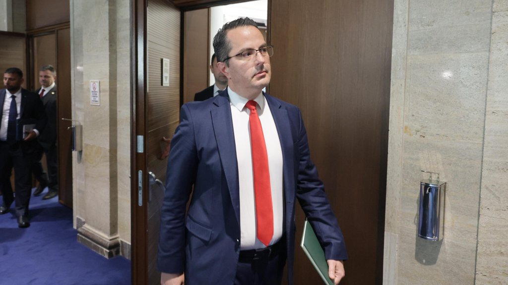 Нов парламент, все същият Цончо Ганев.