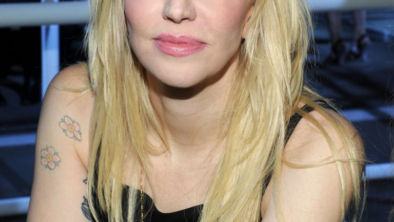 Кортни Лав 
Кортни също има причина да си изкарва парите по този начин – тя събира средства, за да финансира своята банда Hole. През деня работи почасово в супермаркет, но решава, че не са й били излишни едни около 300 долара, колкото твърди, че е изкарвала на вечер.