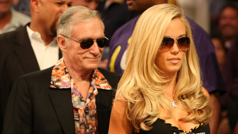 Кендра е едва на 19, когато се озовава в имението на Хефнър, но не се притеснява да сподели, че още тогава те са консумирали връзката си. Думите ѝ скандализират консервативните американци, най-малкото защото разликата между двамата е почти 60 години. Хеф обаче си е Хеф и неговата страст към млади блондинки с голям бюст е всеизвестна. Уилкинсън обаче успява да се превърне в абсолютна любимка на основателя на Playboy и той често я предпочита пред останалите си две приятелки по това време - Холи Мадисън и Бриджит Маркард.