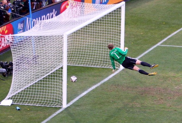 2010 г., Осминафинал на световно първенство.
Германия разпилява съперника с 4:1, но мачът се помни и с гол на Франк Лампард при 1:2, който не е признат, въпреки че топката е поне с половин метър във вратата.