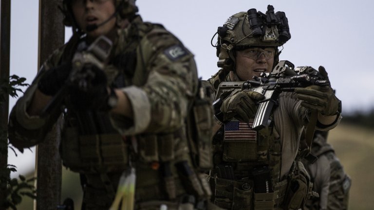 1. САЩ
На служба в американската армия са зачислени 2 363 657 души, от които 1 373 650 са на активна служба. Тя разполага с общо 13 762 самолета и вертолета, като 2296 са изтребители, 2785 бомбардировачи, 5739 транспортни самолета, 2831 тренировъчни самолета, 6065 хеликоптера, от които 947 са бойни. Освен това имат 5884 танка, 41,062 бронирани бойни машини, 1934 самоходни артилерийски установки, 1299 оръдия и 1331 ракетни установки. Военноморските сили на САЩ включват общо 415 кораба, като в тях се включват 19 самолетоносачи, 8 фрегати, 63 разрушители, 70 подводници, 13 патрулни кораба и 11 миночистачи. Бюджетът за отбрана на страната възлиза на 587 800 000 000 долара.