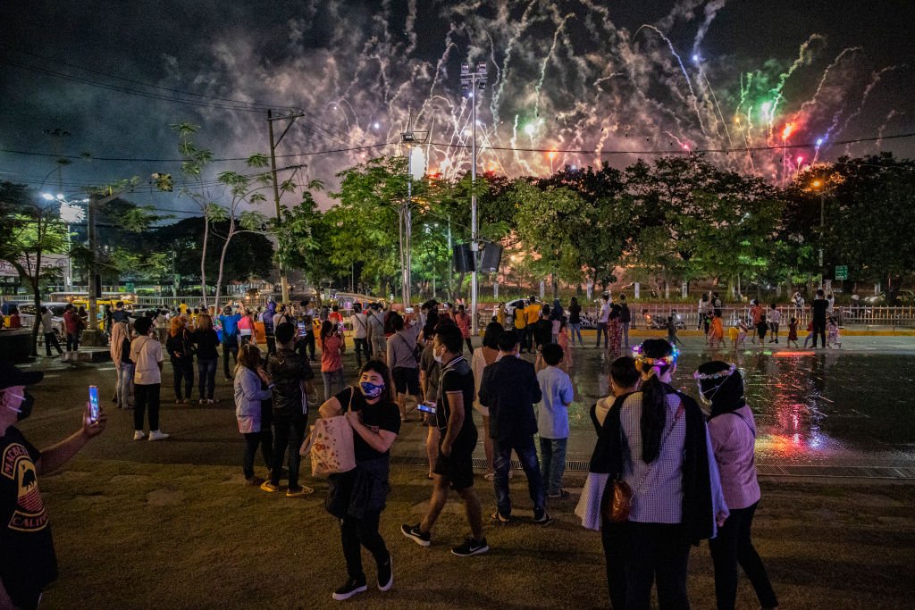 Манила 
Филипинските власти призоваха хората да избягва големи събирания и дори заплашиха да арестуват нарушителите по време на новогодишната нощ. Страната продължава да се бори с нарастващия брой случаи на коронавирус. Затова малки групички наблюдаваха на открито фойерверките от новогодишните тържества.